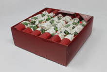 Load image into Gallery viewer, Robin Reed English Holiday Christmas Crackers - Bows and Berries, 12 Count